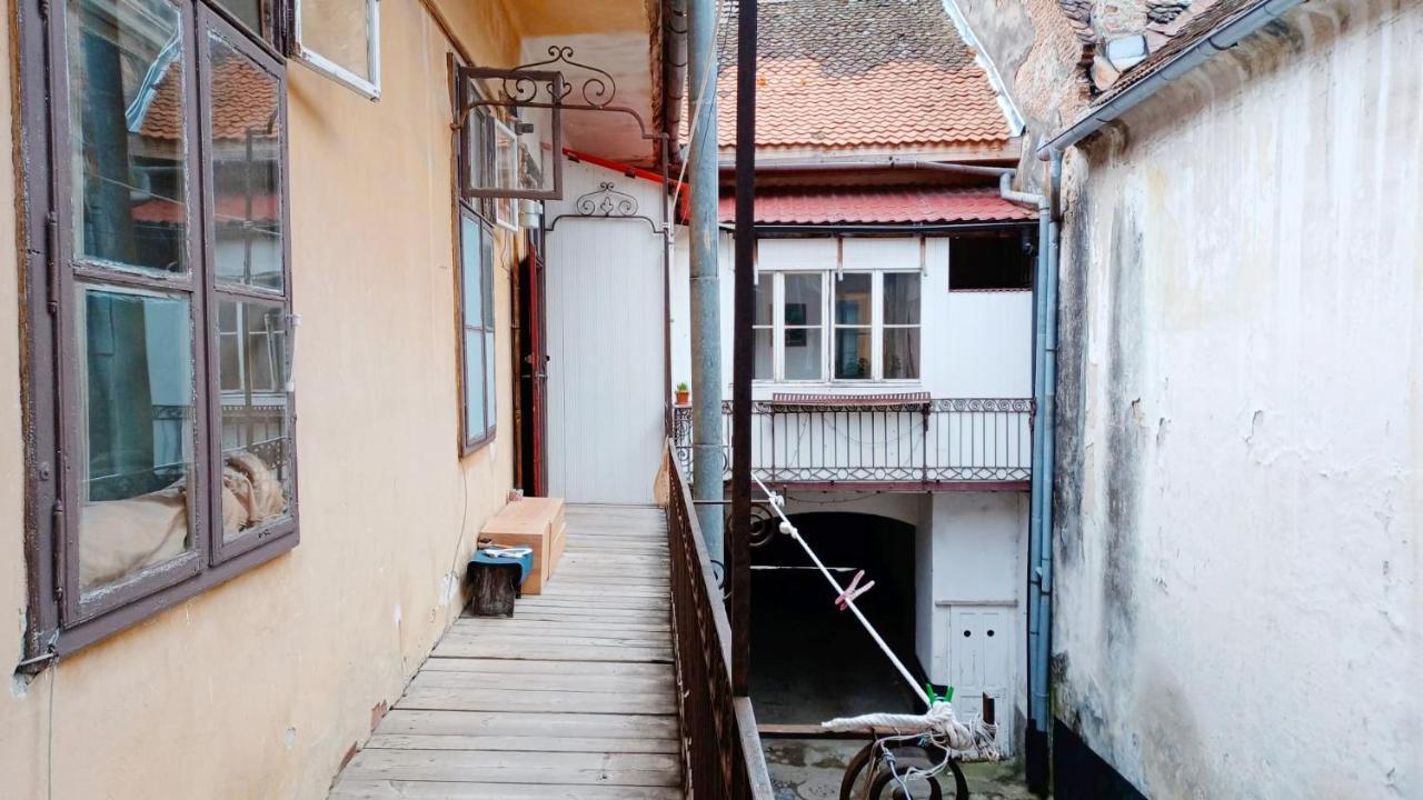 Charming vintage apartment Piata Sfatului Brașov Exterior foto